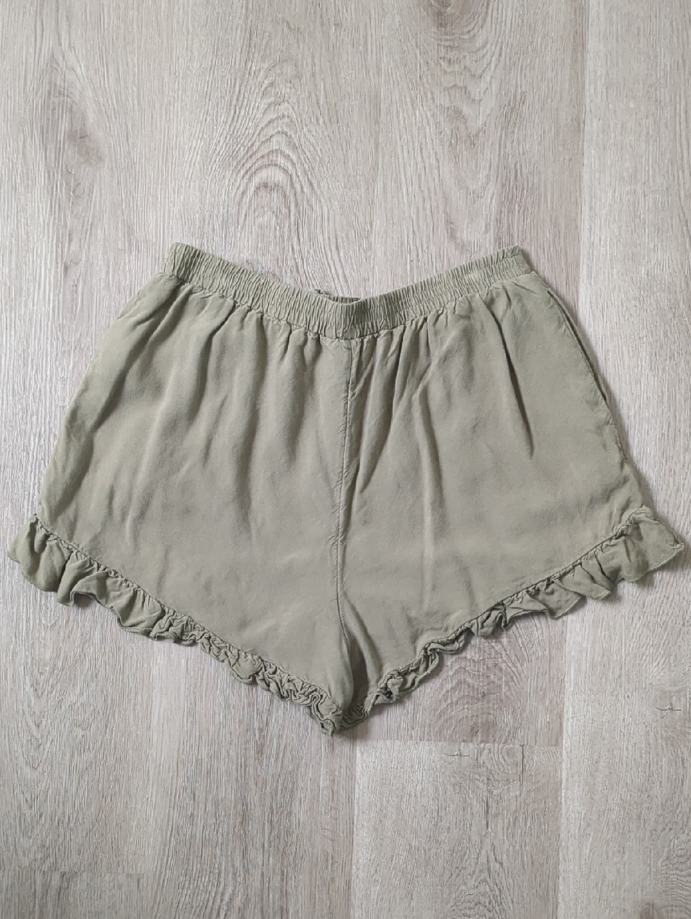AE Ruffly Shorts - Picture 3 of 3